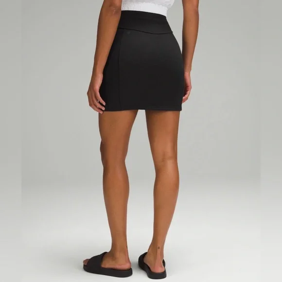 Lululemon NWT Scuba HR Mini Skirt - Picture 2 of 7
